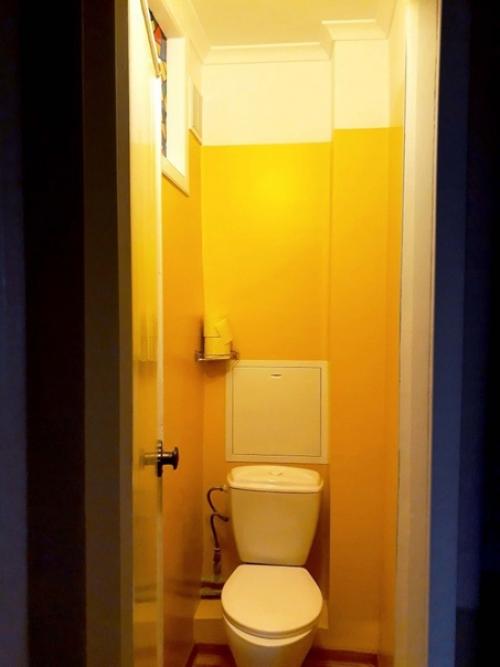 Ванную комнату мы вам уже показали, как сделать ремонт бюджетно, а вот вам еще наш туалет. 03