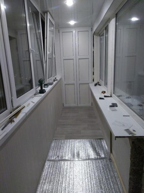 Бaлкoн cвoими pyкaми.