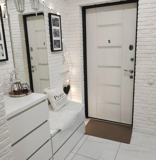 В прихожей дома создано просторное, светлое пространство, украшенное изящными тонами.