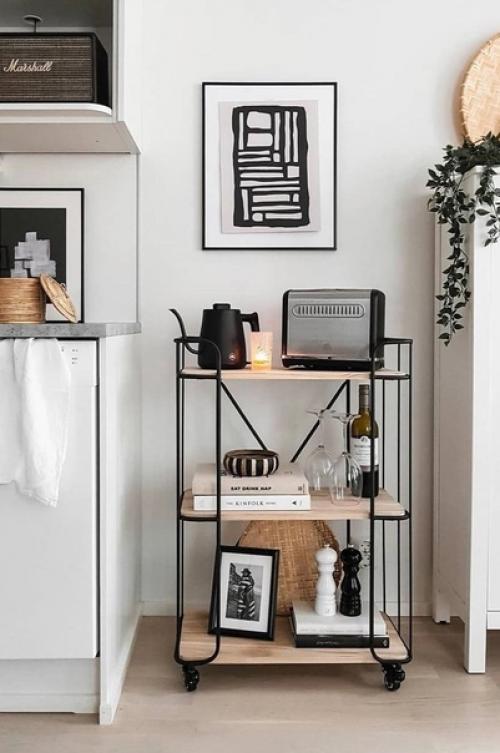 Кухня выполнена в светлом цвете, но имеет несколько тёмных деталей. 02