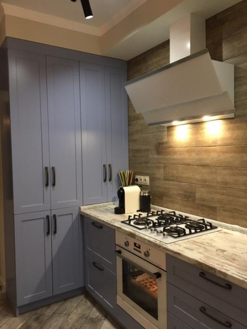 Вместо проводов в стене будет кондей, а тв мы повесим на кронштейн, поэтому розеток видно не будет. 02