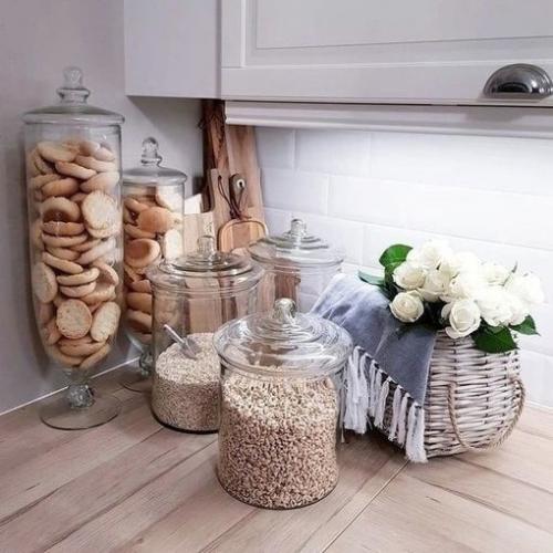 Нежный декор добавляет кухне уюта, создавая приятное и уютное окружение. 04