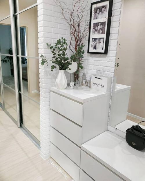 В прихожей дома создано просторное, светлое пространство, украшенное изящными тонами. 04