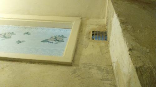 Ванную комнату мы вам уже показали, как сделать ремонт бюджетно, а вот вам еще наш туалет. 05