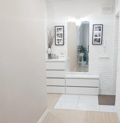 В прихожей дома создано просторное, светлое пространство, украшенное изящными тонами. 02