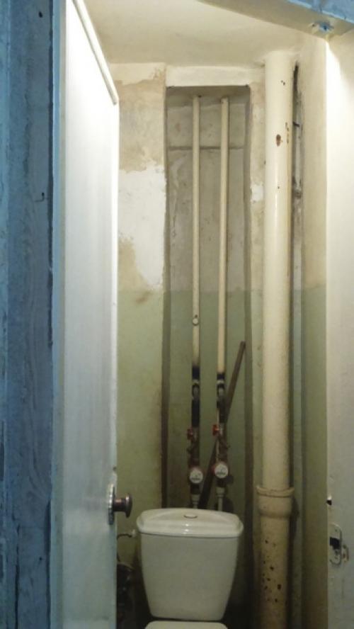 Ванную комнату мы вам уже показали, как сделать ремонт бюджетно, а вот вам еще наш туалет. 06