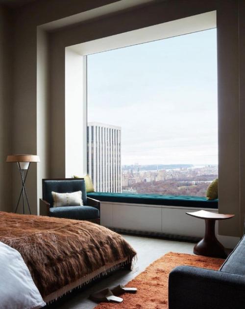 Спальня с великолепным видом за окном - это идеальное место, чтобы провести уютный и расслабляющий день.