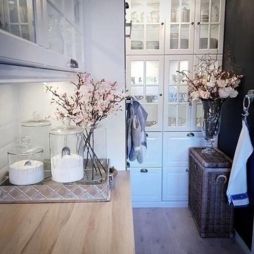 Нежный декор добавляет кухне уюта, создавая приятное и уютное окружение. 01