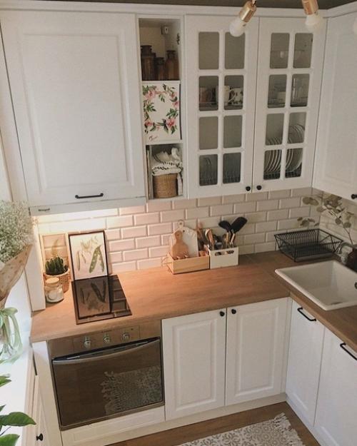 Кyxня в киpпичнoй хpyщевке, в которой уместилось всё, что нужно. 02