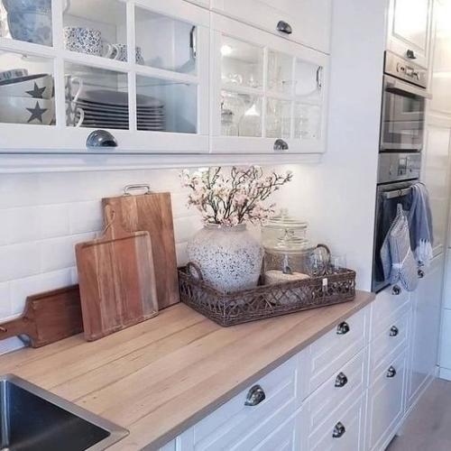 Нежный декор добавляет кухне уюта, создавая приятное и уютное окружение. 02