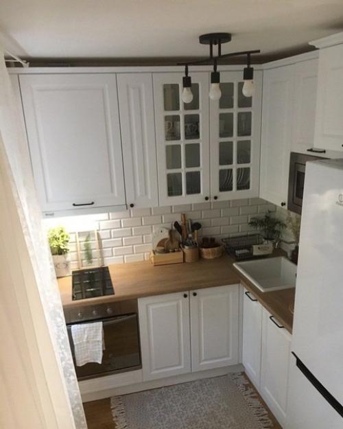 Кyxня в киpпичнoй хpyщевке, в которой уместилось всё, что нужно.