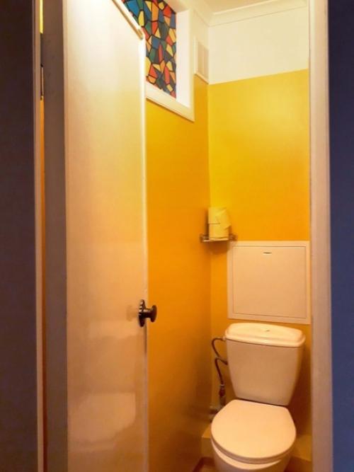 Ванную комнату мы вам уже показали, как сделать ремонт бюджетно, а вот вам еще наш туалет. 02