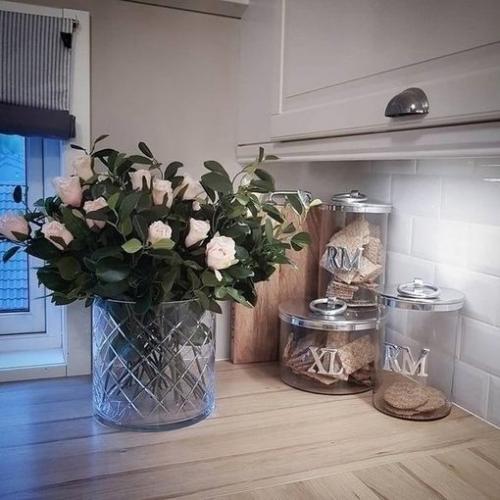 Нежный декор добавляет кухне уюта, создавая приятное и уютное окружение. 06