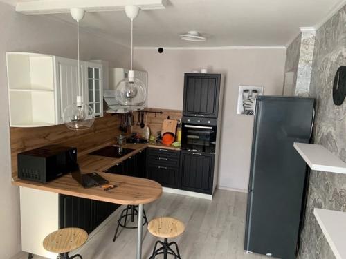 Немножко отремонтировали кухню.