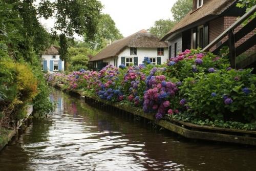 В деревне гитхорн нет дорог, однако жители этого маленького уголка счастливы. 01