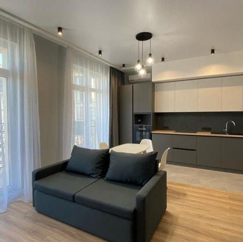 Сделали ремонт в студии, особо без наворотов, по простому и в тоже время презентабельно. 02