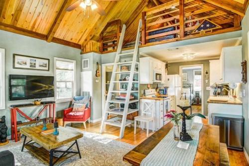 Этот небольшой домик находиться в США, общая площадь его составляет 50 кв. 04