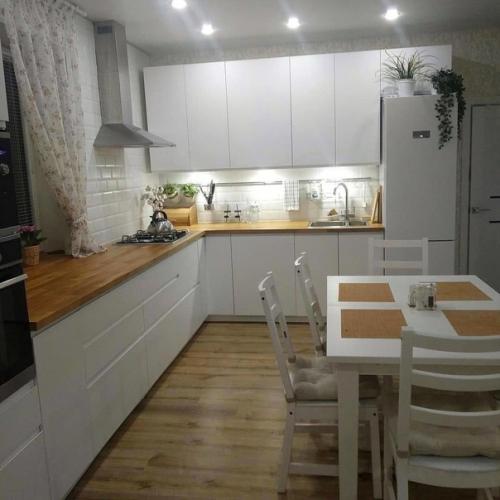 В ремонте просторной кухни - студии в светлых тонах мастера продемонстрировали свой талант и профессионализм. 01