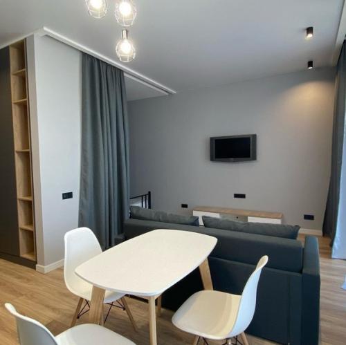 Сделали ремонт в студии, особо без наворотов, по простому и в тоже время презентабельно. 03