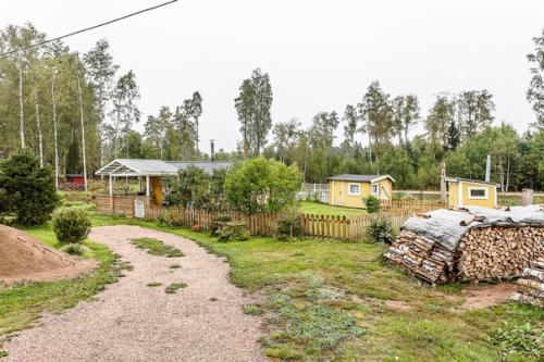 Осуществили давнюю мечту, построили себе дачу. 02