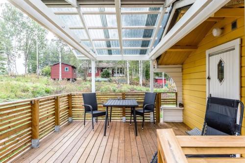 Осуществили давнюю мечту, построили себе дачу. 03