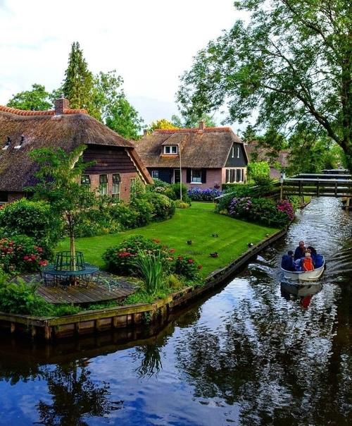 В деревне гитхорн нет дорог, однако жители этого маленького уголка счастливы. 09