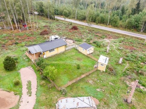 Осуществили давнюю мечту, построили себе дачу. 04