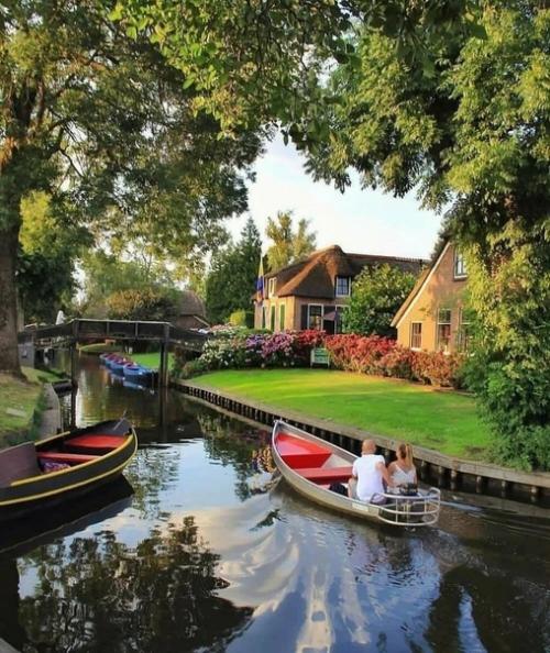 В деревне гитхорн нет дорог, однако жители этого маленького уголка счастливы. 05