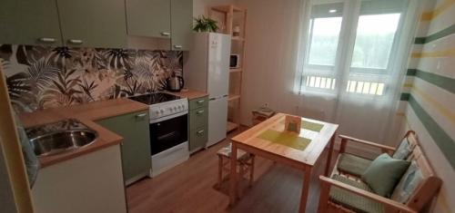 В роль бюджетного дизайнера вошла.