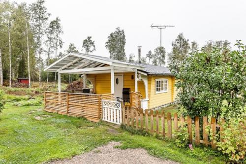 Осуществили давнюю мечту, построили себе дачу.