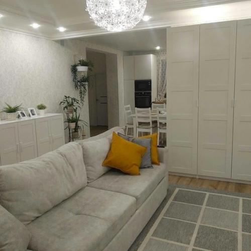 В ремонте просторной кухни - студии в светлых тонах мастера продемонстрировали свой талант и профессионализм. 02