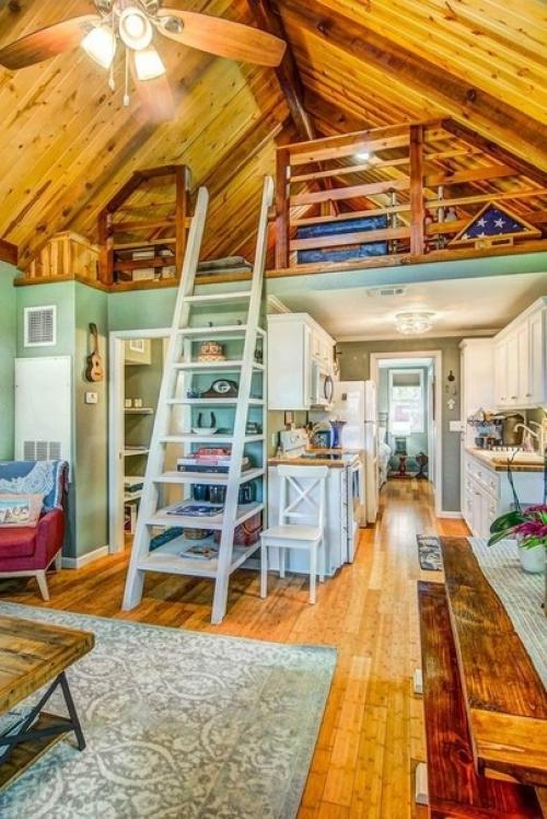 Этот небольшой домик находиться в США, общая площадь его составляет 50 кв. 02