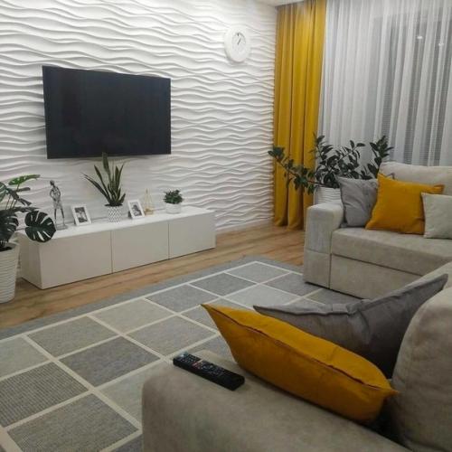 В ремонте просторной кухни - студии в светлых тонах мастера продемонстрировали свой талант и профессионализм.  