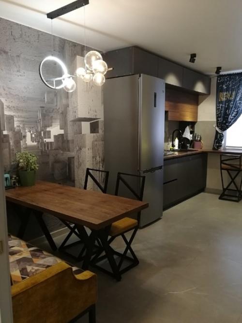 Живу один, часто зову к себе гостей, и решил обновить ремонт, чтобы удивить друзей.
