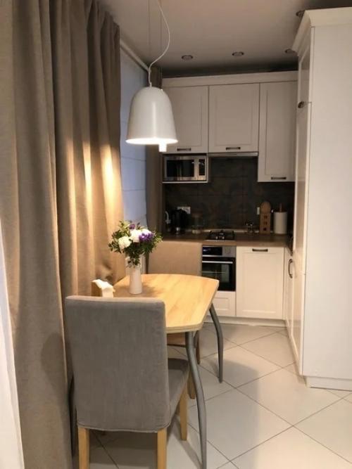 Мы решили провести ремонт на нашей небольшой кухне и, в итоге даже разместили обеденную зону в ней, хотя место совсем немного.
