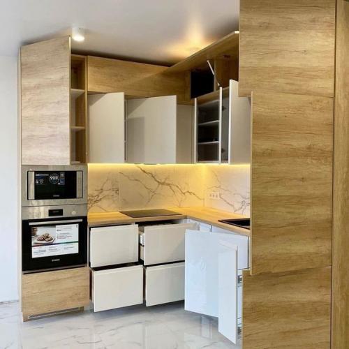 Вот такую угловую кухню мы у себя в дому поставили. 06