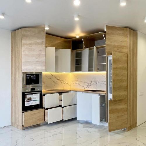 Вот такую угловую кухню мы у себя в дому поставили. 04