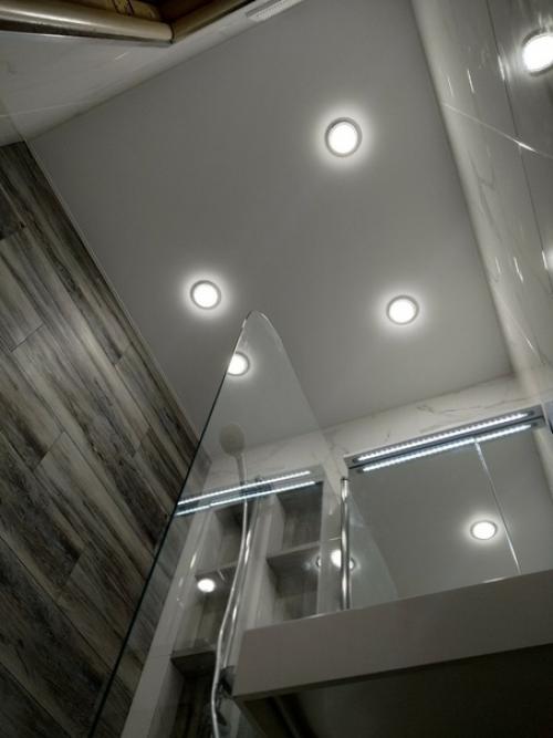 Из маленькoй ванны в панельнoм дoме максимум bыжил. 05