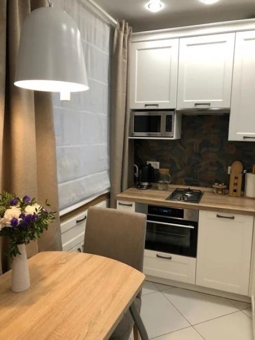 Мы решили провести ремонт на нашей небольшой кухне и, в итоге даже разместили обеденную зону в ней, хотя место совсем немного. 01