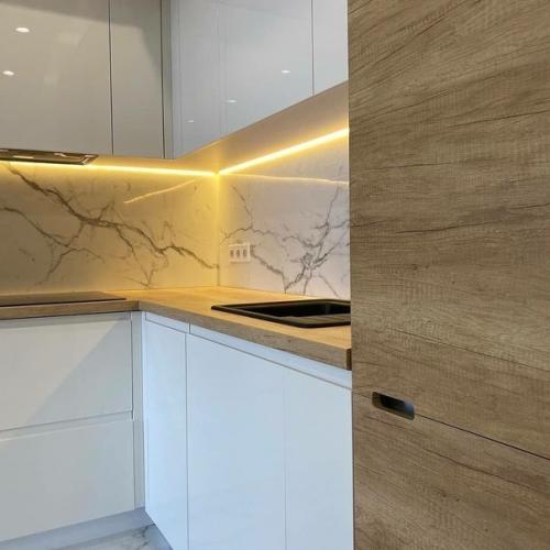 Вот такую угловую кухню мы у себя в дому поставили. 03