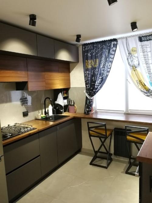 Живу один, часто зову к себе гостей, и решил обновить ремонт, чтобы удивить друзей. 01