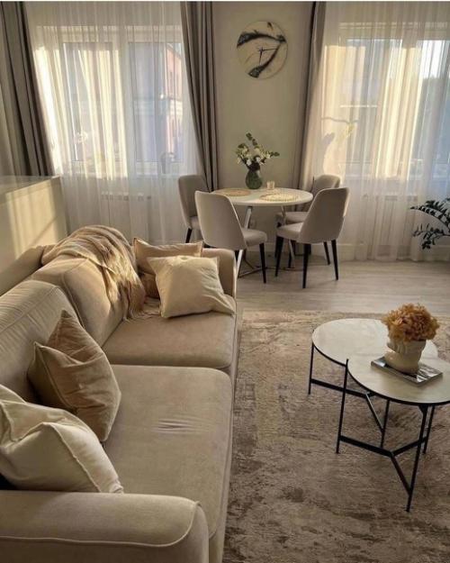 Мы объединили гостиную, кухню и обеденную зону в одной комнате, чтобы создать пространство единого стиля. 01