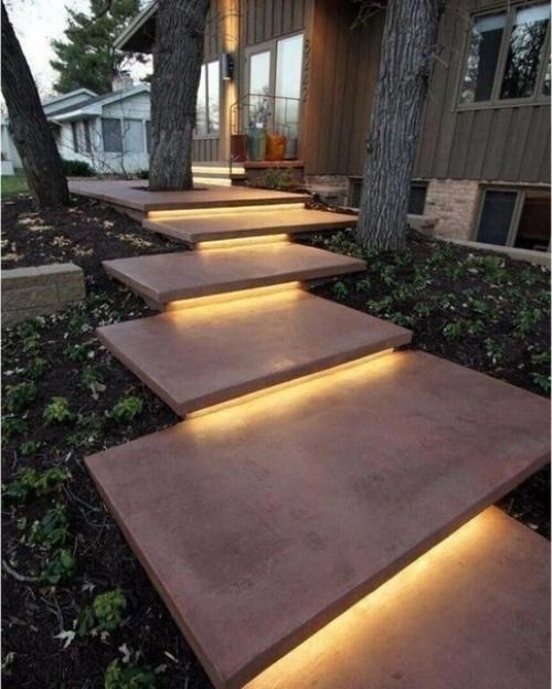 У нас получилось создать лестницу, которая кажется парящей в воздухе, а также она освещена! 04