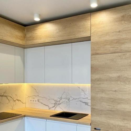 Вот такую угловую кухню мы у себя в дому поставили. 02