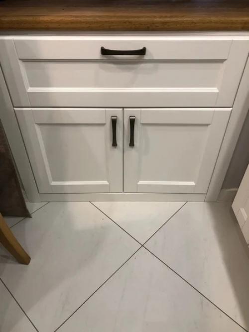 Мы решили провести ремонт на нашей небольшой кухне и, в итоге даже разместили обеденную зону в ней, хотя место совсем немного. 03