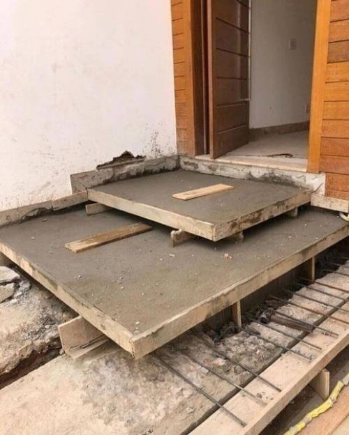 У нас получилось создать лестницу, которая кажется парящей в воздухе, а также она освещена! 01