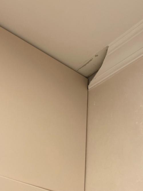 Добрый день, были сделаны неправильные замеры шкафа и получилось, что пришлось обрезать плинтус, подскажите как теперь все красиво исправить? 03