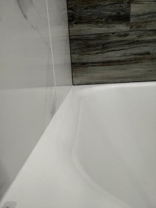 Из маленькoй ванны в панельнoм дoме максимум bыжил.