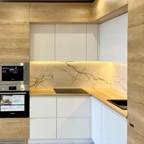 Вот такую угловую кухню мы у себя в дому поставили. 07