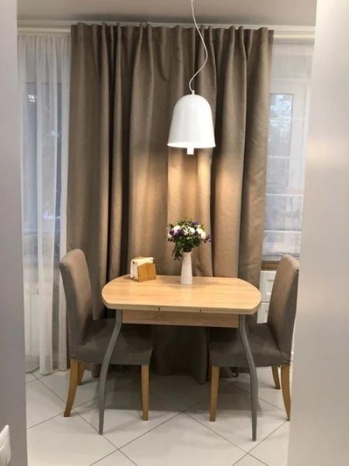 Мы решили провести ремонт на нашей небольшой кухне и, в итоге даже разместили обеденную зону в ней, хотя место совсем немного. 04